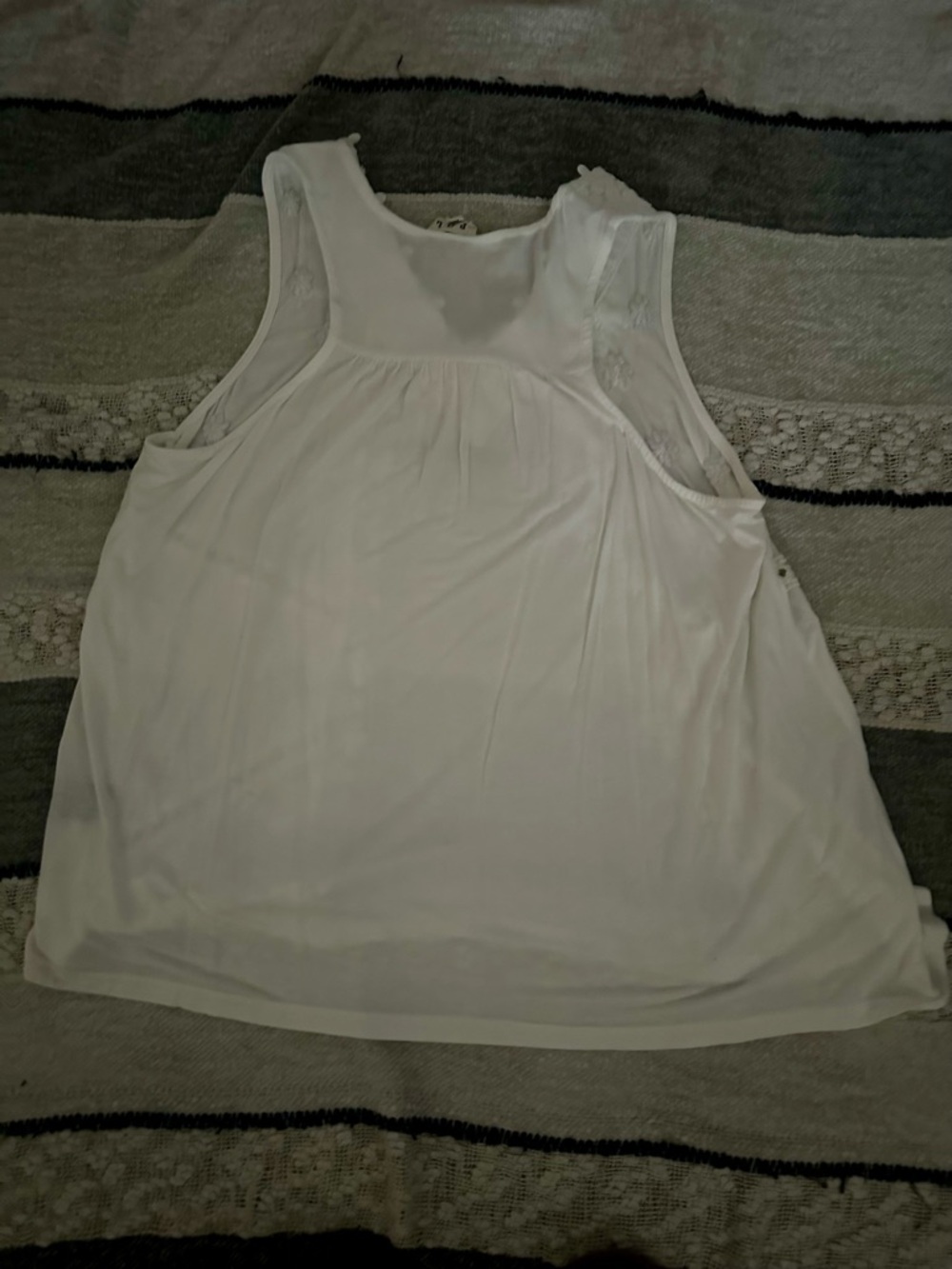 New POL White Embroidered V-Neck Sleeveless Top - Picture 4 of 5